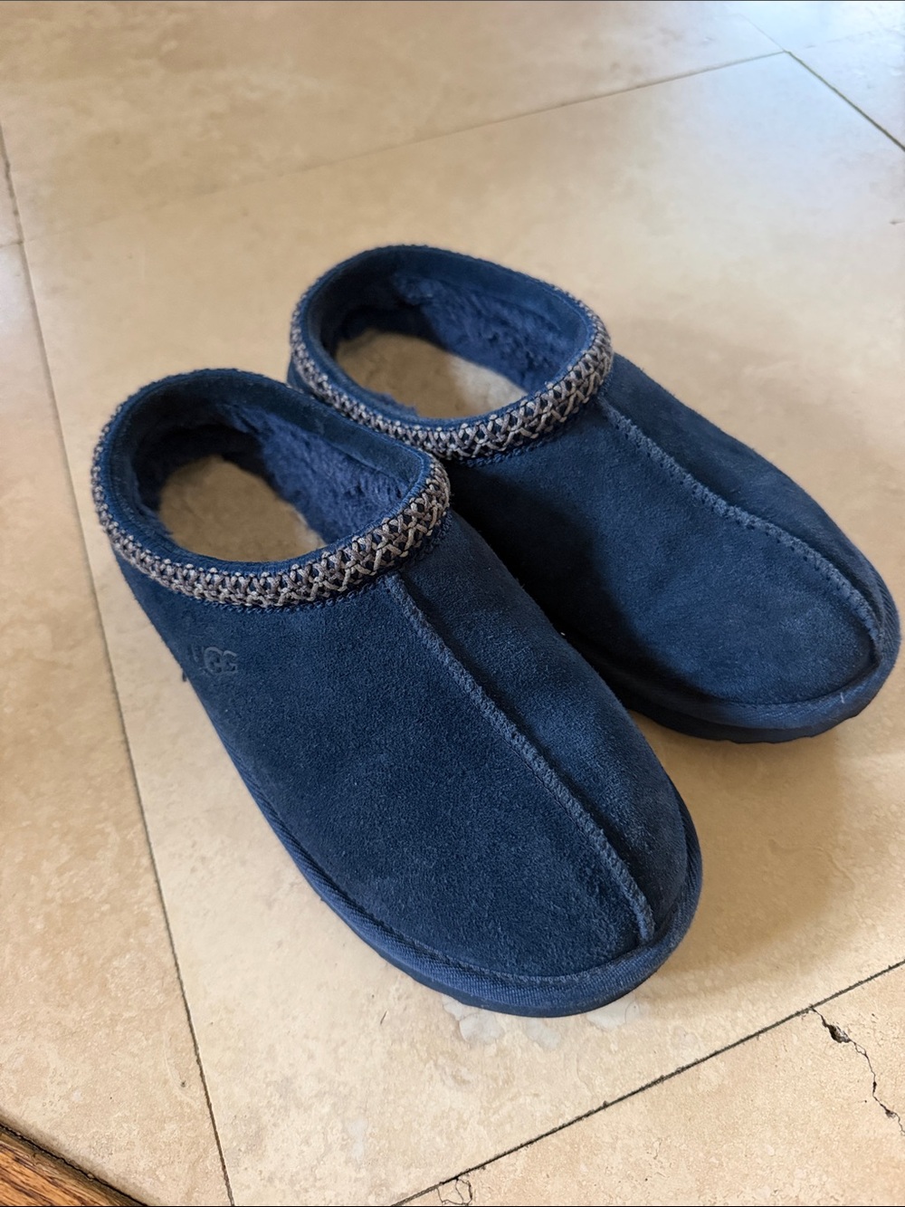 UGG kids Navy Tasman size 4